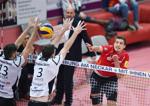 Volleyball 1. Bundesliga Saison 2015 2016 TV Rottenburg - VSG Coburg Grub 05.03.2016 Sven Metzger (re, TV Rottenburg) gegen Dylan Savis (Mitte, Coburg) und Richard Mauler (li, Coburg) 