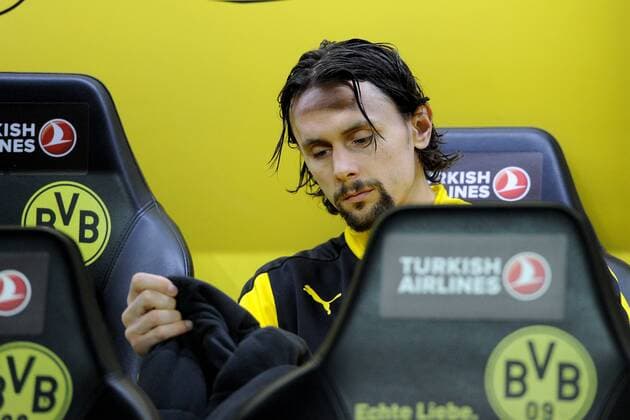 Fußball 1. Bundesliga 25. Spieltag Borussia Dortmund - Bayern München am 05.03.2016 im Signal Iduna Park in Dortmund Neven Subotic ( Dortmund ) auf der Ersatzbank xJKx
