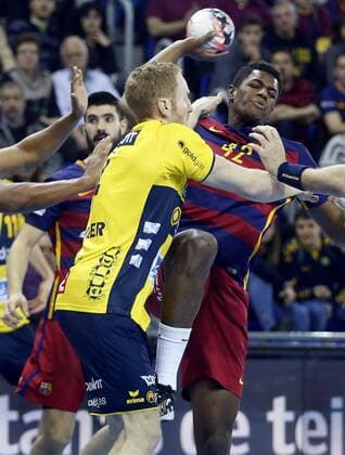 FC Barcelona Barca Lassa s Wael Jallouz (R) tries to score next to Stefan Kneer (L) of Rhein-Neckar during their Handball Champions League game played at Palau Blaugrana stadium in Barcelona, Catalonia, Spain on 05 March 2016. FC BARCELONA LASSA VS RHEIN-NECKAR !ACHTUNG: NUR REDAKTIONELLE NUTZUNG!  20160305-635928135360254906