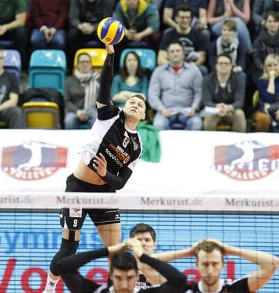Volleyball Hessen - 1. Bundesliga Männer 05.03.2016 United Volleys Rheinmain (blau) - Berlin Recycling Volleys (schwarz) v.l. beim Aufschlag Paul Lotman (BR Volleys 9) United Volleys Rheinmain - Berlin Recycling Volleys