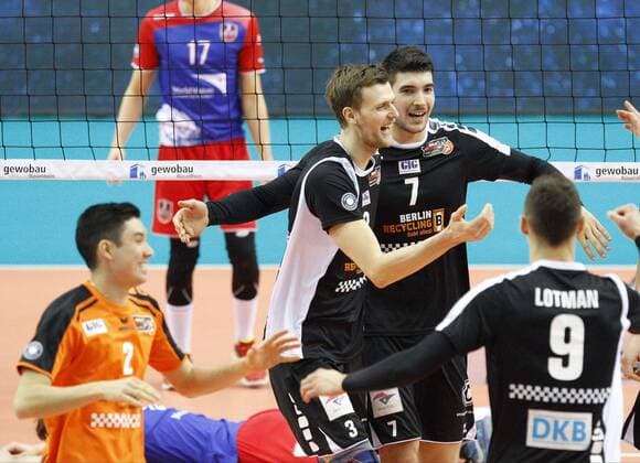 Volleyball Hessen - 1. Bundesliga Männer 05.03.2016 United Volleys Rheinmain (blau) - Berlin Recycling Volleys (schwarz) v.l. Erik Shoji (BR Volleys 2), Robert Kromm (BR Volleys 3), Nicolas Le Goff (BR Volleys 7), Paul Lotman (BR Volleys 9) United Volleys Rheinmain - Berlin Recycling Volleys