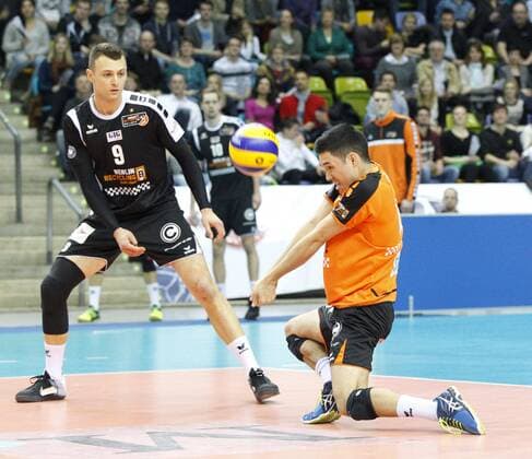 Volleyball Hessen - 1. Bundesliga Männer 05.03.2016 United Volleys Rheinmain (blau) - Berlin Recycling Volleys (schwarz) v.l. Paul Lotman (BR Volleys 9), Erik Shoji (BR Volleys 2) United Volleys Rheinmain - Berlin Recycling Volleys