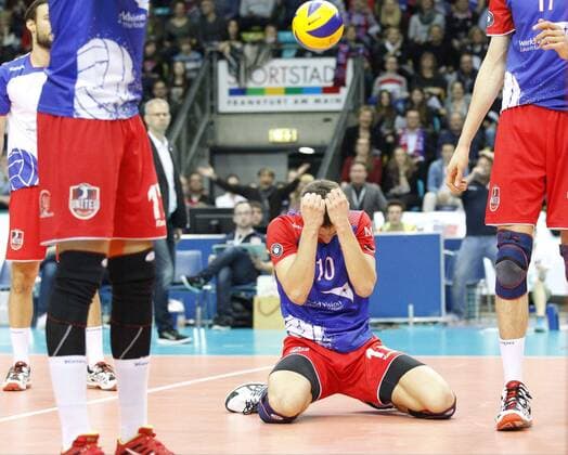 Volleyball Hessen - 1. Bundesliga Männer 05.03.2016 United Volleys Rheinmain (blau) - Berlin Recycling Volleys (schwarz) v.l. Moritz Reichert (RheinMain 10) United Volleys Rheinmain - Berlin Recycling Volleys