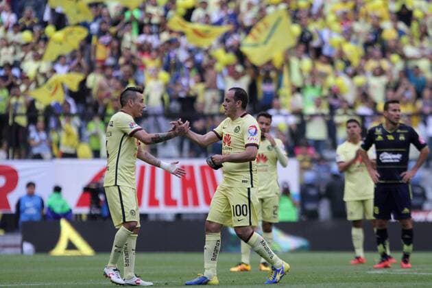 Fussball Mexiko - March 5, 2016 - Mexico - D05031614.JPG.CIUDAD DE MEXICO SportsDeportes-Soccer.- El alcalde de Cuernavaca, Morelos, Cuauhtemoc Blanco, entrega el gafete de capitan al volante Rubens Sambueza durante el juego entre las Aguilas del America y los Monarcas del Morelia, este sabado 5 de marzo de 2016, correspondiente a la jornada 9 del Torneo Clausura 2016 de la Liga MX, en el cual - El Cuauh - participo, fue homenajeado y se despidio del futbol profesional. - March 5, 2016  - ZUMAu78_