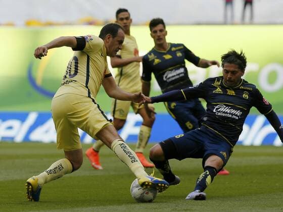 America s Cuauhtemoc Blanco (L) fights for the ball with Monarcas Carlos Morales during their Clausura Tournament s match at Estadio Azteca stadium in Mexico City, Mexico, 05 March 2016. AMERICA VS. MONARCAS !ACHTUNG: NUR REDAKTIONELLE NUTZUNG!  MEX57 20160306-635928506517306093
