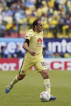 America s Cuauhtemoc Blanco controls the ball against Monarcas during their Clausura Tournament s match at Estadio Azteca stadium in Mexico City, Mexico, 05 March 2016. AMERICA VS. MONARCAS !ACHTUNG: NUR REDAKTIONELLE NUTZUNG!  20160306-635928507748302093