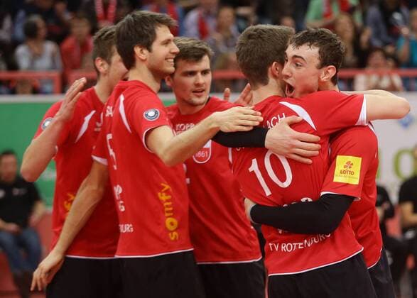 Tübingen , Volleyball Bundesliga TV Rottenburg vs. VSG Coburg Grub , Jubel Rottenburg , von links: Felix Isaak Tom Strohbach Moritz Karlitzek