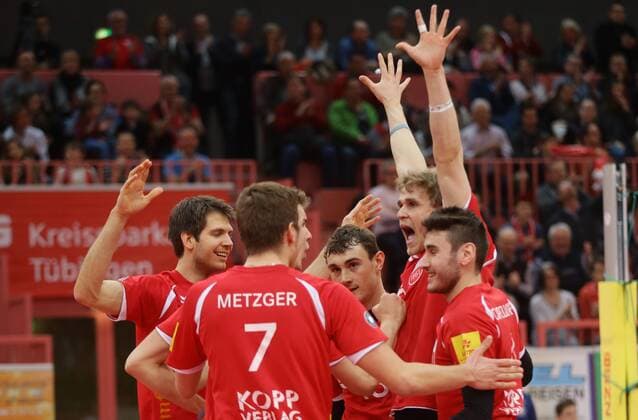 Tübingen , Volleyball Bundesliga TV Rottenburg vs. VSG Coburg Grub , Jubel Rottenburg , von links: Felix Isaak Sven Metzger Moritz Karlitzek Friedrich Nagel Federico Cipollone