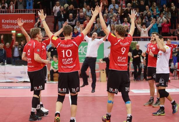 Tübingen , Volleyball Bundesliga TV Rottenburg vs. VSG Coburg Grub , Jubel Rottenburg , mitte; Hans - Peter Müller - Angstenberger ( Trainer Rottenburg ) , Jubel