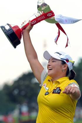 (160306) -- SINGAPORE, March 6, 2016 -- South Korea s player Jang Ha Na lifts the trophy after winning the HSBC Women s Champions held at Singapore s Sentosa Golf Club on March 6, 2016. ) (SP)SINGAPORE-GOLF-HSBC WOMEN S CHAMPIONS ThenxChihxWey 