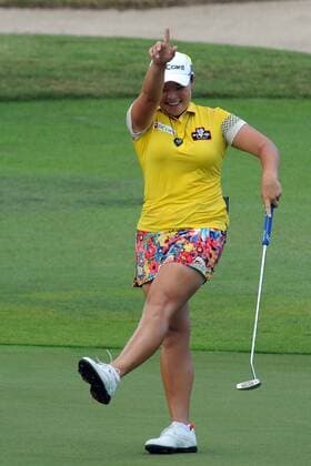 (160306) -- SINGAPORE, March 6, 2016 -- South Korea s player Jang Ha Na celebrates after winning the HSBC Women s Champions held at Singapore s Sentosa Golf Club on March 6, 2016. ) (SP)SINGAPORE-GOLF-HSBC WOMEN S CHAMPIONS ThenxChihxWey 