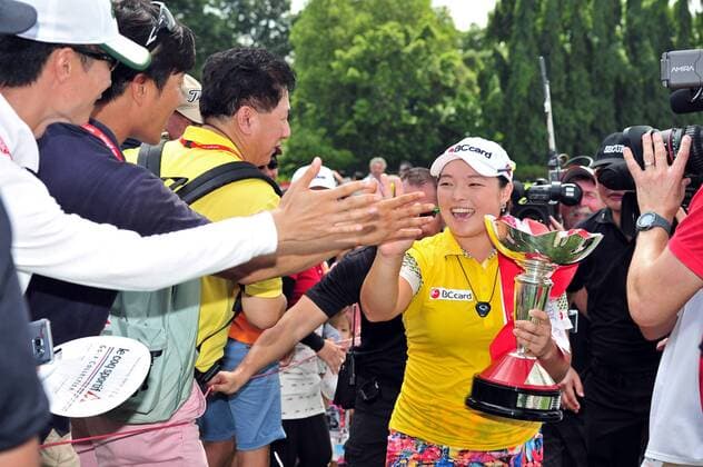 (160306) -- SINGAPORE, March 6, 2016 -- South Korea s player Jang Ha Na (2nd R) celebrates with supporters after winning the HSBC Women s Champions held at Singapore s Sentosa Golf Club on March 6, 2016. ) (SP)SINGAPORE-GOLF-HSBC WOMEN S CHAMPIONS ThenxChihxWey 