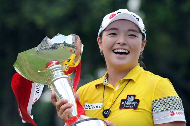 (160306) -- SINGAPORE, March 6, 2016 -- South Korea s player Jang Ha Na holds the trophy after winning the HSBC Women s Champions held at Singapore s Sentosa Golf Club on March 6, 2016. ) (SP)SINGAPORE-GOLF-HSBC WOMEN S CHAMPIONS ThenxChihxWey 