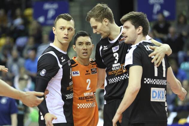 Frankfurt am Main Berliner Spieler von links: Paul Lotmann (Berlin RV, 9), Erik Shoji (Berlin RV, 2)Robert Kromm (Berlin RV, 3) und Tsimafei Zhukouski (Berlin RV, 11); Jubel, Freude, Begeisterung, Torjubel United Volleys RheinMain - BERLIN RECYCLING Volleys, 1. VBL, 05.03.2016 Copyright: Roskaritzx Eibner-Pressefoto EP_rrz