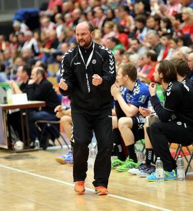 Handball, 2. BL, TSG Ludwigshafen-Friesenheim - VfL Bad Schwartau 2. Handball-BL - Saison 2015-2016 - TSG Friesenheim - VfL Bad Schwartau - 05.03.2016 - Friesenheim v. l. Torge Greve Trainer Bad Schwartau Aktion, Einzelbild -