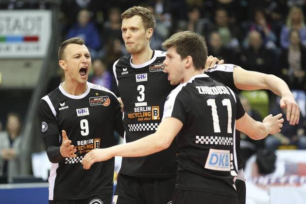 Frankfurt am Main Jubel der Berliner, von links: Paul Lotmann (Berlin RV, 9), Robert Kromm (Berlin RV, 3) und Tsimafei Zhukouski (Berlin RV, 11); Jubel, Freude, Begeisterung, Torjubel ; United Volleys RheinMain - BERLIN RECYCLING Volleys, 1. VBL, 05.03.2016 Copyright: Roskaritzx Eibner-Pressefoto EP_rrz