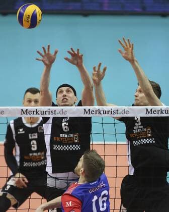 Frankfurt am Main Der Angriff von Christian Duennes (United, 16), DÂ¸nnes; wird von Felix Fischer (Berlin RV, 6) und Robert Kromm (Berlin RV, 3) geblockt. United Volleys RheinMain - BERLIN RECYCLING Volleys, 1. VBL, 05.03.2016 Copyright: Roskaritzx Eibner-Pressefoto EP_rrz