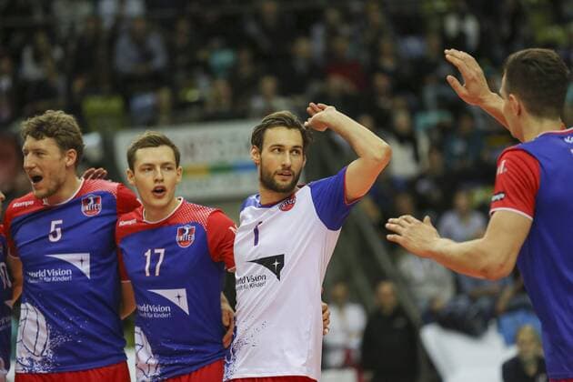 Frankfurt am Main Jubel der United-Spieler: von links: Lukas Bauer (United, 5), Jan Zimmermann (United, 17), Florian Ringseis (United, 1) und Bryan Fraser (United, 2); United Volleys RheinMain - BERLIN RECYCLING Volleys, 1. VBL, 05.03.2016 Copyright: Roskaritzx Eibner-Pressefoto EP_rrz