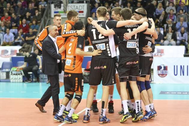 Frankfurt am Main Jubel der Berliner Spieler nach dem 3:0-Sieg in Frankfurt. United Volleys RheinMain - BERLIN RECYCLING Volleys, 1. VBL, 05.03.2016 Copyright: Roskaritzx Eibner-Pressefoto EP_rrz