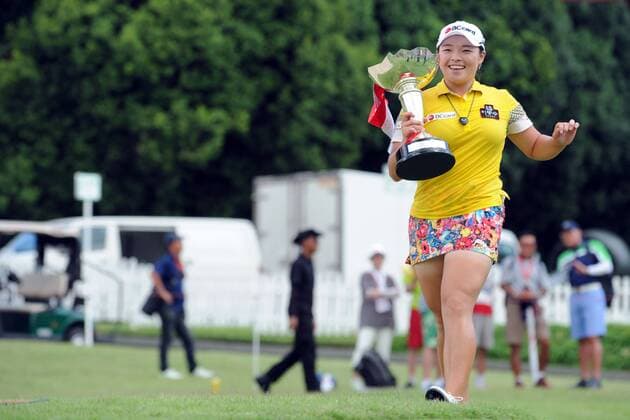 (160306) -- SINGAPORE, March 6, 2016 -- South Korea s player Jang Ha Na celebrates with the trophy after winning the HSBC Women s Champions held at Singapore s Sentosa Golf Club on March 6, 2016. ) (SP)SINGAPORE-GOLF-HSBC WOMEN S CHAMPIONS ThenxChihxWey 