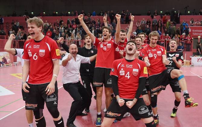Volleyball 1. Bundesliga Saison 2015 2016 TV Rottenburg - VSG Coburg Grub 05.03.2016 JUBEL TV Rottenburg; Friederich Nagel ,Trainer Hans Peter Mueller - Angstenberger, Johannes Schief, Felix Isaak, Moritz Karlitzek, Federico Cipollone, Sven Metzger, Philipp Jankowski, Lars Wilmsen und Felix Orthmann (v.li.) 