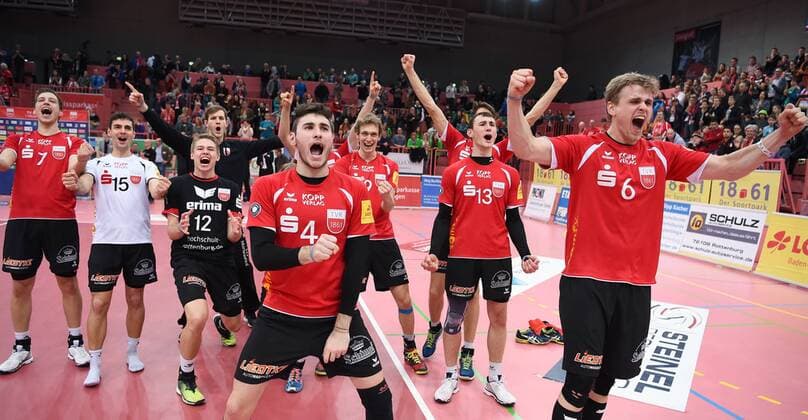 Volleyball 1. Bundesliga Saison 2015 2016 TV Rottenburg - VSG Coburg Grub 05.03.2016 JUBEL TV Rottenburg; Sven Metzger, Willy Belizer, Felix Orthmann, Johannes Schief, Federico Cipollone, Lars Wilmsen, Moritz Karlitzek und Friederich Nagel (v.li.) 