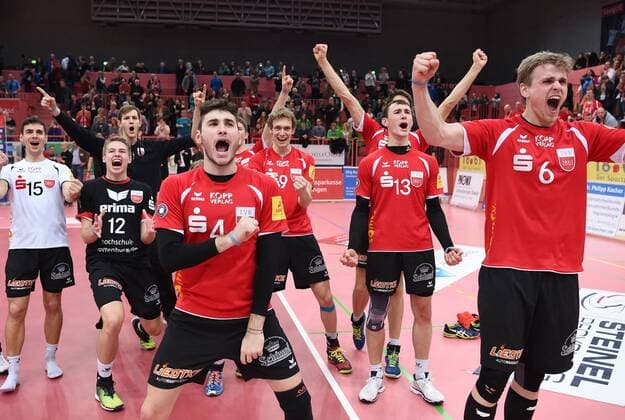 Volleyball 1. Bundesliga Saison 2015 2016 TV Rottenburg - VSG Coburg Grub 05.03.2016 JUBEL TV Rottenburg; Willy Belizer, Felix Orthmann, Johannes Schief, Federico Cipollone, Lars Wilmsen, Moritz Karlitzek und Friederich Nagel (v.li.) 
