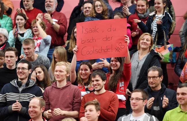 Volleyball 1. Bundesliga Saison 2015 2016 TV Rottenburg - VSG Coburg Grub 05.03.2016 TV Rottenburg Fans mit einem Plakat; Isaak, du bisch der Coolschde! 