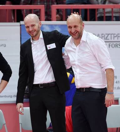 Volleyball 1. Bundesliga Saison 2015 2016 TV Rottenburg - VSG Coburg Grub 05.03.2016 JUBEL TV Rottenburg; Trainer Hans Peter Mueller - Angstenberger (re) umarmt Manager Philipp Vollmer 