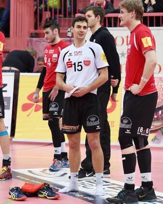 Volleyball 1. Bundesliga Saison 2015 2016 TV Rottenburg - VSG Coburg Grub 05.03.2016 Enttaeuschung TV Rottenburg; Schuhe aus, Willy Belizer und Friederich Nagel (v.li.) 
