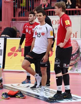 Volleyball 1. Bundesliga Saison 2015 2016 TV Rottenburg - VSG Coburg Grub 05.03.2016 Enttaeuschung TV Rottenburg; Schuhe aus, Willy Belizer und Friederich Nagel (v.li.) 