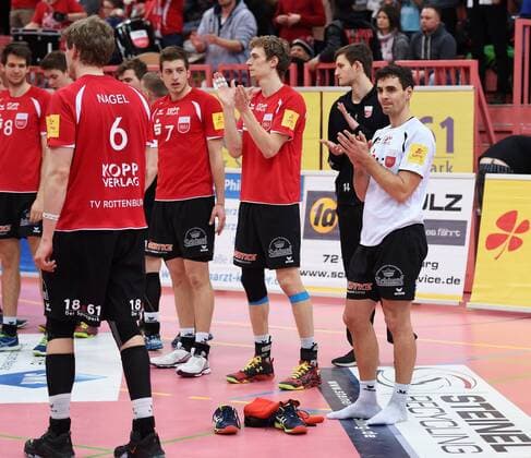 Volleyball 1. Bundesliga Saison 2015 2016 TV Rottenburg - VSG Coburg Grub 05.03.2016 Enttaeuschung TV Rottenburg; Schuhe aus, Willy Belizer (re) nachdenklich 