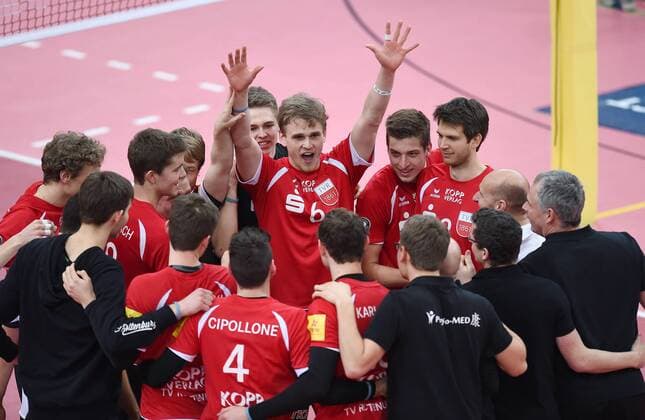 Volleyball 1. Bundesliga Saison 2015 2016 TV Rottenburg - VSG Coburg Grub 05.03.2016 TEAMJUBEL TV Rottenburg; Friederich Nagel (Mitte) 