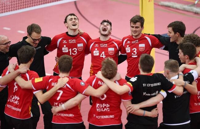 Volleyball 1. Bundesliga Saison 2015 2016 TV Rottenburg - VSG Coburg Grub 05.03.2016 TEAMJUBEL TV Rottenburg; Physiotherapeut Simon Presch, Moritz Karlitzek, Federico Cipollone, Philipp Jankowski und Johannes Schief (v.li.) 