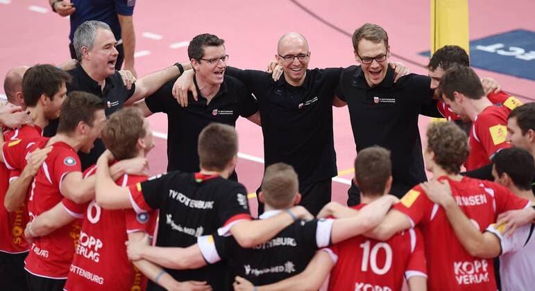 Volleyball 1. Bundesliga Saison 2015 2016 TV Rottenburg - VSG Coburg Grub 05.03.2016 TEAMJUBEL TV Rottenburg; Co-Trainer Oliver Heiming, Co-Trainer Karsten Haug, Mannschaftsarzt Dr. Maik Schwitalle, Physiotherapeut Simon Presch (v.li.) 