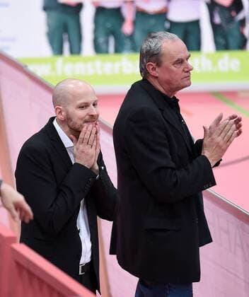 Volleyball 1. Bundesliga Saison 2015 2016 TV Rottenburg - VSG Coburg Grub 05.03.2016 Enttaeuschung TV Rottenburg; Manager Philipp Vollmer (li) und Peter Knobelspiess 