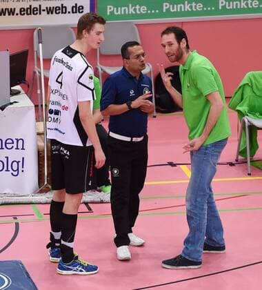 Volleyball 1. Bundesliga Saison 2015 2016 TV Rottenburg - VSG Coburg Grub 05.03.2016 Trainer Itamar Stein (re, VSG Coburg Grub) und Noah Baxpoehler (li, VSG Coburg Grub) )diskutiert mit dem Schiesdrichter 