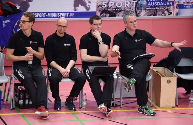 Volleyball 1. Bundesliga Saison 2015 2016 TV Rottenburg - VSG Coburg Grub 05.03.2016 Physiotherapeut Simon Presch, Mannschaftsarzt Dr. Maik Schwitalle, Co-Trainer Karsten Haug und Co-Trainer Oliver Heiming (v.li.) 