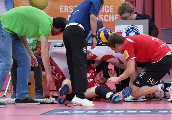 Volleyball 1. Bundesliga Saison 2015 2016 TV Rottenburg - VSG Coburg Grub 05.03.2016 Voller Einsatz TV Rottenburg; Federico Cipollone unter dem Anschreibetisch 