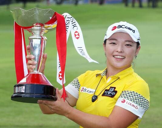 Bilder des Tages - SPORT South Korea s Jang Ha Na wins HSBC Women s Champions South Korea s Jang Ha Na poses with the trophy after winning the HSBC Women s Champions golf tournament at the Sentosa Golf Club in Singapore on March 6, 2016. The world No. 10 won the event with a 7-under 269 total. 