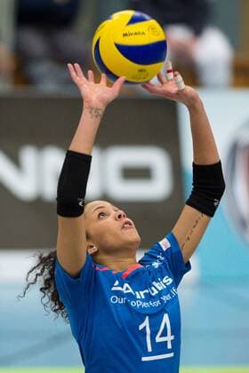 05.03.2016, Halle Berg Fidel, Muenster Volleyball, Bundesliga Frauen, USC Münster Muenster vs. VT Aurubis Hamburg Zuspiel Denise Imoudu ( 14 Hamburg)