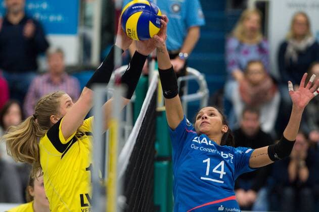 05.03.2016, Halle Berg Fidel, Muenster Volleyball, Bundesliga Frauen, USC Münster Muenster vs. VT Aurubis Hamburg Block Ashley Benson ( 10 Muenster) - Denise Imoudu ( 14 Hamburg)