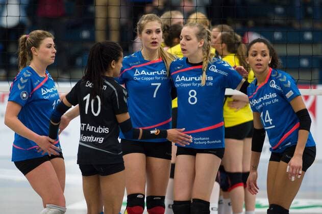 05.03.2016, Halle Berg Fidel, Muenster Volleyball, Bundesliga Frauen, USC Münster Muenster vs. VT Aurubis Hamburg Taylor Milton ( 12 Hamburg), Claire Bertram ( 10 Hamburg), Nina Braack ( 7 Hamburg), Jana Franziska Poll ( 8 Hamburg), Denise Imoudu ( 14 Hamburg) enttäuscht enttaeuscht traurig
