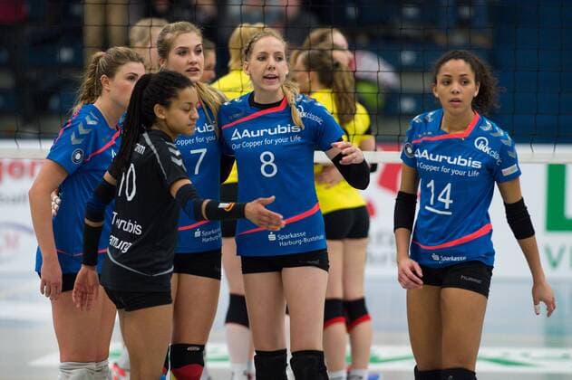 05.03.2016, Halle Berg Fidel, Muenster Volleyball, Bundesliga Frauen, USC Münster Muenster vs. VT Aurubis Hamburg Taylor Milton ( 12 Hamburg), Claire Bertram ( 10 Hamburg), Nina Braack ( 7 Hamburg), Jana Franziska Poll ( 8 Hamburg), Denise Imoudu ( 14 Hamburg) enttäuscht enttaeuscht traurig