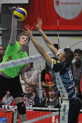GER,VBL, SVG Lueneburg vs CV Mitteldeutschland 05.03.2016, Gellersenhalle, Lueneburg, GER, VBL, SVG Lueneburg vs CV Mitteldeutschland im Bild Jaroslaw Lech (Mitteldeutschland 11) versucht sich gegen Adam Kocian (Lueneburg 06)durchzusetzen nordphotoxWitke