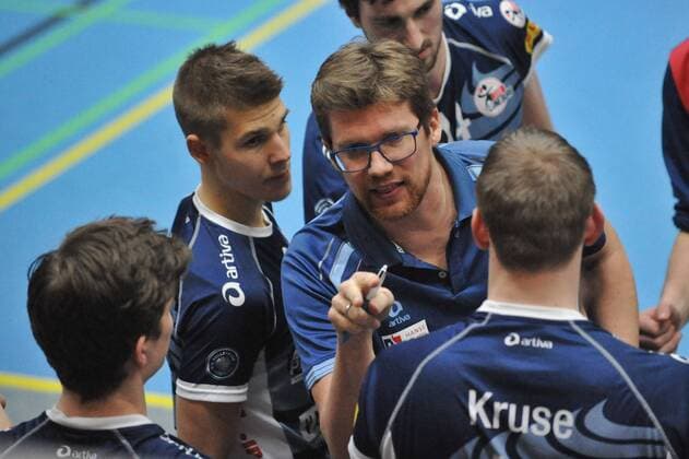 GER,VBL, SVG Lueneburg vs CV Mitteldeutschland 05.03.2016, Gellersenhalle, Lueneburg, GER, VBL, SVG Lueneburg vs CV Mitteldeutschland im Bild Trainer Stefan Huebner (Hübner Lueneburg) spricht mit seiner Mannschaft nordphotoxWitke