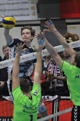 GER,VBL, SVG Lueneburg vs CV Mitteldeutschland 05.03.2016, Gellersenhalle, Lueneburg, GER, VBL, SVG Lueneburg vs CV Mitteldeutschland im Bild Marcin Brzezinski(Mitteldeutschland 07) versucht sich gegen Nickolas Del Bianco (Lueneburg 15)durchzusetzen nordphotoxWitke