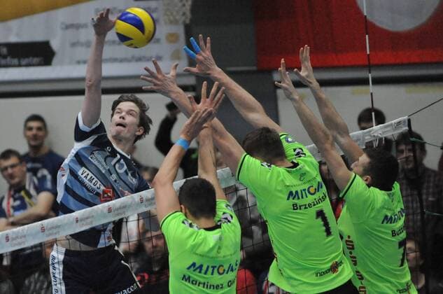 GER,VBL, SVG Lueneburg vs CV Mitteldeutschland 05.03.2016, Gellersenhalle, Lueneburg, GER, VBL, SVG Lueneburg vs CV Mitteldeutschland im Bild Ramon Renaldo Martinez Gion (Mitteldeutschland 05),Marcin Brzezinski(Mitteldeutschland 07) und Jaroslaw Lech (Mitteldeutschland 11) versuchen sich gegen Nickolas Del Bianco (Lueneburg 15)durchzusetzen nordphotoxWitke