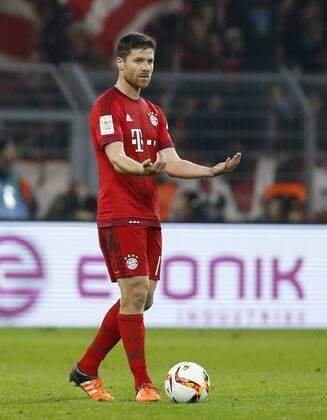 Dortmund, Signal-Iduna-Park, 05.03.16: Xabier Alonso Olano (FC Bayern München) gibt Anweisungen im Spiel der 1. Bundesliga zwischen Borussia Dortmund vs. FC Bayern München in der Saison 2015 2016.