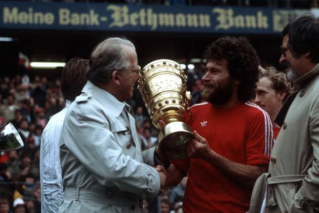 Fußball, DFB-Pokalfinale 1981 1982, FC Bayern München - 1. FC Nürnberg Siegerehrung DFB Pokal Finale 1982 - DFB Präsident Hermann Neuberger überreicht Paul Breitner (FC Bayern München) die Trophäe